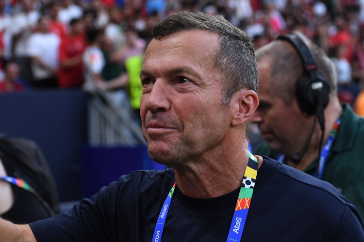 kaiyun体育网-图片报：64岁马特乌斯滑雪受伤要接受手术，27岁女友驱车送医院