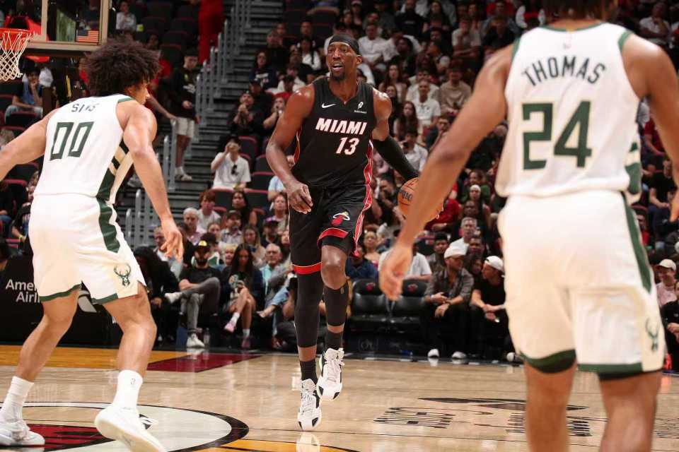 kaiyun体育网-阿德巴约83分后轰21+8！热火险胜雄鹿豪取7连胜 字母哥31+6